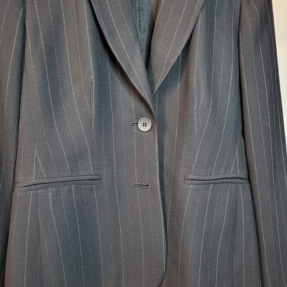 Anne Taylor Loft petite black+white pinstripe waist length blazer Size 0 - Picture 11 of 15
